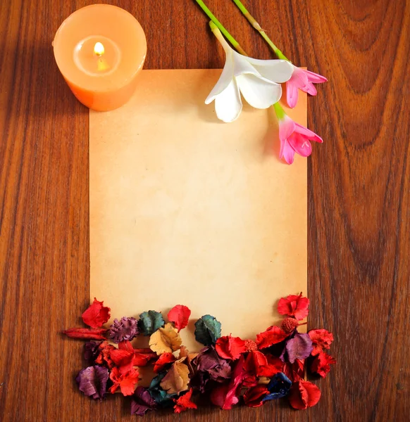 Papel, flores y velas — Foto de Stock