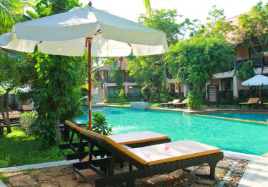 sandalye ve şemsiye havuzu yakınlarında