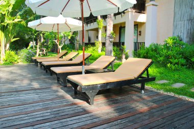 sandalye ve şemsiye havuzu yakınlarında