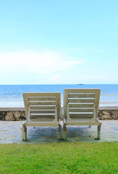 Bank op strand — Stockfoto