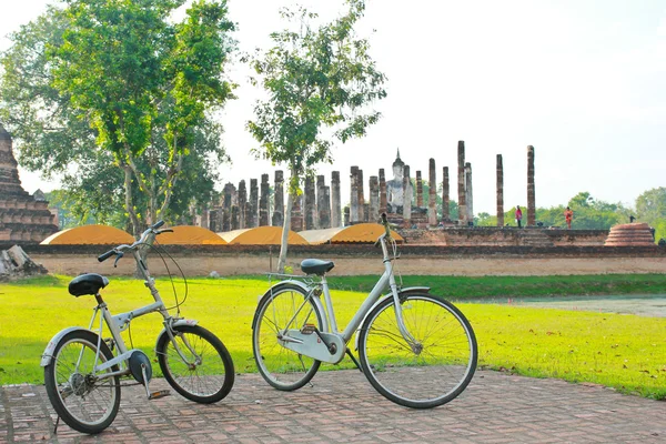 Fahrrad im historischen Park — Stockfoto