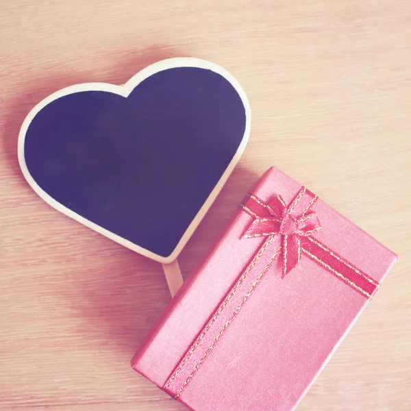 Caja de regalo y corazón — Foto de Stock