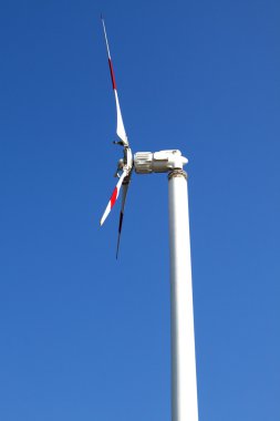 Değirmen ve mavi gökyüzü