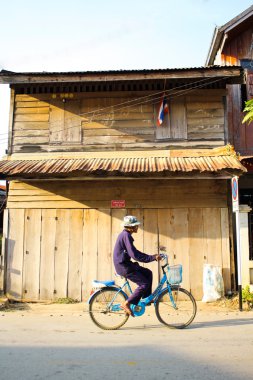Bisiklete binen adam