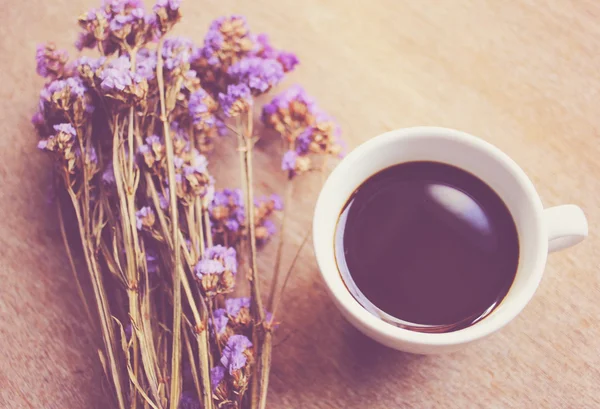 Caffè e fiori di statice — Foto Stock