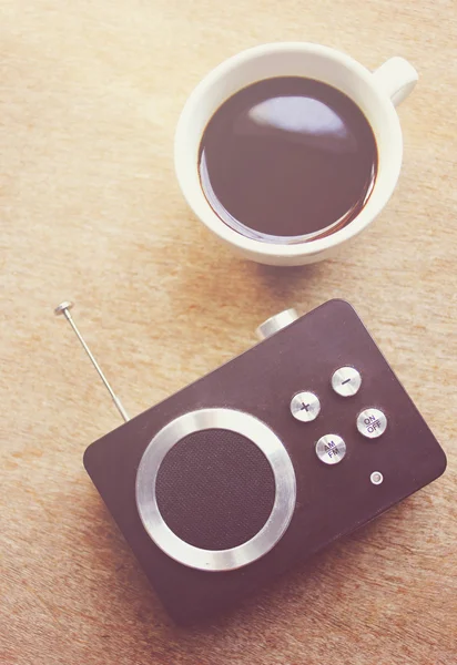 Ретро радио и кофе — стоковое фото