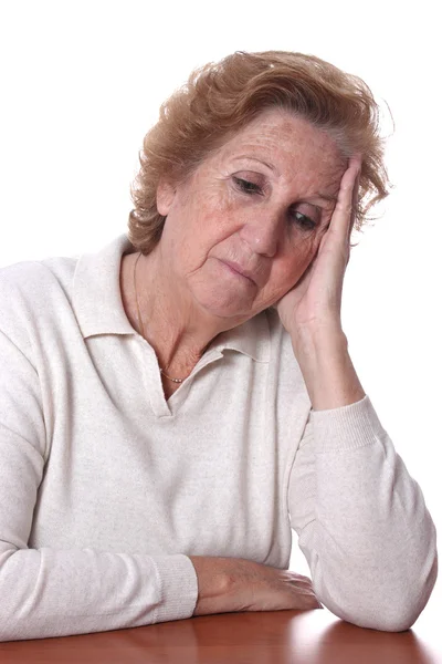 Porträtt av en ledsen äldre kvinna — Stockfoto