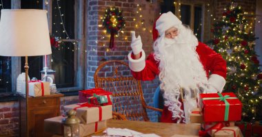 Noel Baba dans ederken arka planda Noel süslemeleri ile odada zaman geçiriyordu. Tatil ruhu kavramı