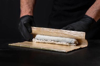 Evde suşi ve ekmek yapıyorum. Bir adamın eline yaklaş