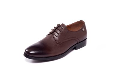 Beyaz arka planda mükemmel erkek deri ayakkabısı.