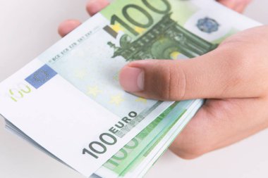 Tasarruf, finans, ekonomi ve ev konsepti. Avrupa 'yı sayan adam, covid-19 salgınından sonra kriz yaşıyor. Euro düşüyor veya yükseliyor.