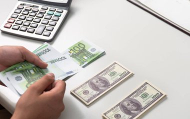 Para sayan adam, ekonomi konsepti, para tahsisi. Euro. Covid-19 salgınından sonraki kriz. Dolar düşüyor ya da yükseliyor..