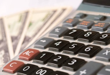 Para dolarları ve hesap makinesi, ekonomi konsepti, para dağılımı. Avro. Covid-19 salgınından sonraki kriz. Dolar düşüyor ya da yükseliyor.