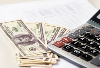 Para dolarları ve hesap makinesi, ekonomi konsepti, para dağılımı. Avro. Covid-19 salgınından sonraki kriz. Dolar düşüyor ya da yükseliyor.