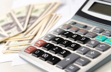 Para dolarları ve hesap makinesi, ekonomi konsepti, para dağılımı. Avro. Covid-19 salgınından sonraki kriz. Dolar düşüyor ya da yükseliyor.