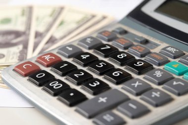 Para dolarları ve hesap makinesi, ekonomi konsepti, para dağılımı. Avro. Covid-19 salgınından sonraki kriz. Dolar düşüyor ya da yükseliyor.