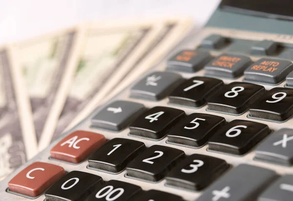 Para dolarları ve hesap makinesi, ekonomi konsepti, para dağılımı. Avro. Covid-19 salgınından sonraki kriz. Dolar düşüyor ya da yükseliyor.