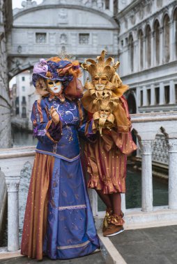 İtalya 'nın eşsiz Venedik şehrinde güzel maskeli karnaval.