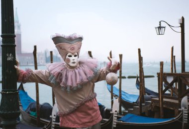 Venedik 'teki karnaval sırasında gondollu güzel maske