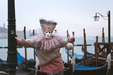 Venedik 'teki karnaval sırasında gondollu güzel maske