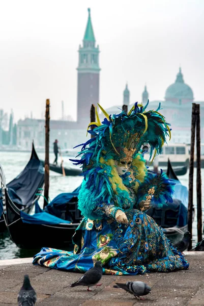 Frau Blauer Maske Füttert Tauben Berühmter Karneval Venedig — Stockfoto