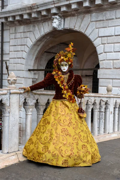 Venedik, İtalya 'da düzenlenen geleneksel festivalde renkli karnaval maskeleri