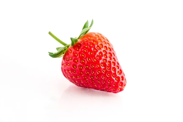 Frische Bio Erdbeeren Auf Einer Weißen Reflektierenden Oberfläche Nahaufnahme — Stockfoto