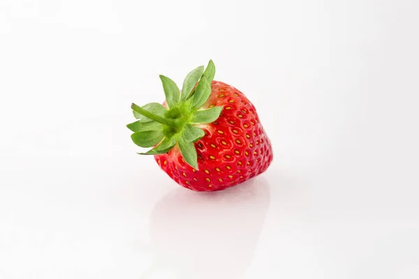 Fresh Organic Strawberries White Reflective Surface Close Shot — Stock Photo, Image