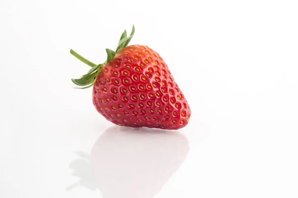 Frische Bio Erdbeeren Auf Einer Weißen Reflektierenden Oberfläche Nahaufnahme — Stockfoto