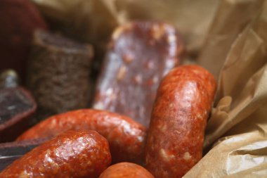 Çeşitli türde soğuk et, salam ve sosis bir kutuda.