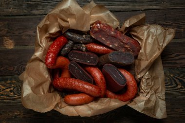 Çeşitli türde soğuk et, salam ve sosis bir kutuda.