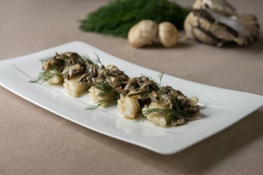 Mantarlı Ravioli. Geleneksel ev yapımı yemekler. Sığ DOF.