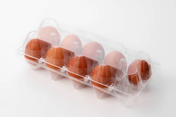 Huevos Pollo Marrón Paquete Plástico Sobre Fondo Blanco Piezas Huevos —  Fotos de Stock