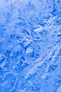 Camdaki buz dokusu, donmuş bir pencerenin buzlu yüzeyi, arka plan, mavi monokrom..
