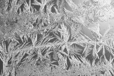 Donmuş doku. Donmuş penceredeki buz desenleri Noel mucizesinin bir sembolü..