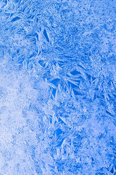 얼어붙은 크리스마스의 로움을 상징하는 얼어붙은 창문의 — 스톡 사진