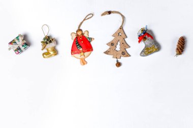 Beyaz arka planda kar taneleriyle süslenmiş Noel çerçevesi. Metnin için fotokopi alanı var. Üst görünüm.