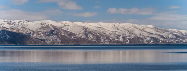 Schöne Aussicht Auf Den See Und Die Berge Mit Schnee — Stockfoto