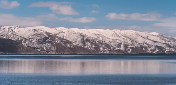 Krásný Výhled Jezero Hory Sněhem Sevan Lake Panoramatická Fotografie — Stock fotografie