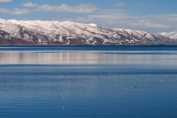 Vacker Utsikt Över Sjön Och Bergen Med Snö Armenien Sevansjön — Stockfoto