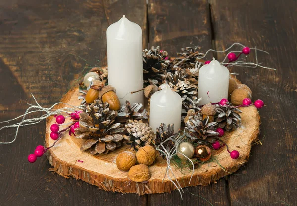 Noel için şölen manzarası ve bir mumla yeni yıl manzarası. Mumlar ve manzara. Kış kompozisyonu. Noel konsepti
