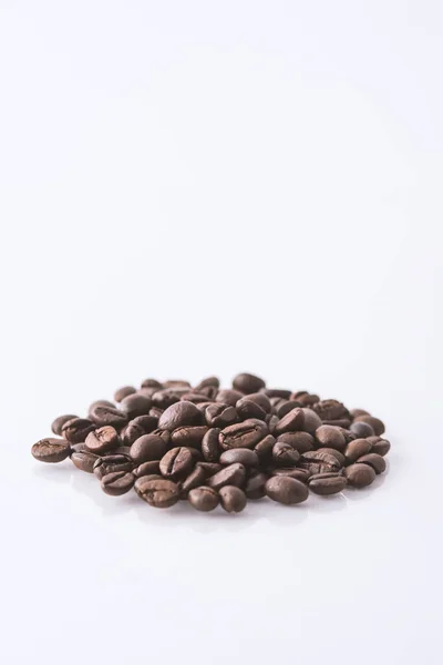 Kaffebönor Vit Bakgrund Område För Kopierings Utrymme — Stockfoto