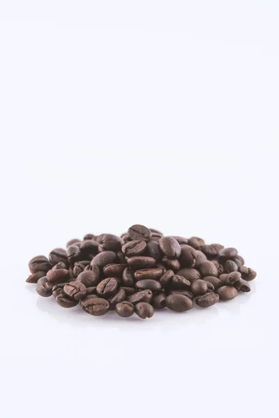用于复制空间的白色背景区域上的咖啡豆 — 图库照片