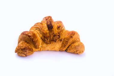 Beyaz arkaplanda sade kruvasan