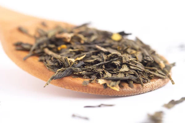 Chá Seco Verde Aromático Uma Colher Madeira Isolado Fundo Branco — Fotografia de Stock