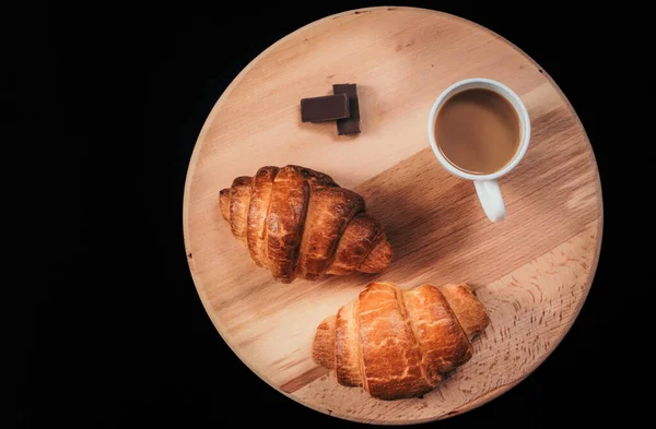 Von Oben Ansicht Von Zwei Frischen Croissants Schokoladenstücken Und Kaffeebecher — Stockfoto