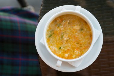 Bir kase tavuk ya da sebzeli çorba restoranın masasında nefis ev yapımı beyaz tabakta çorba.