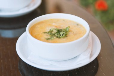 Bir kase tavuk ya da sebzeli çorba restoranın masasında nefis ev yapımı beyaz tabakta çorba.