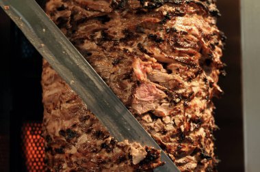 Et parçaları hazır Shawarma. Izgaranın önünde bir çubuk Arap shwarma, popüler bir Orta Doğu atıştırmalığı..