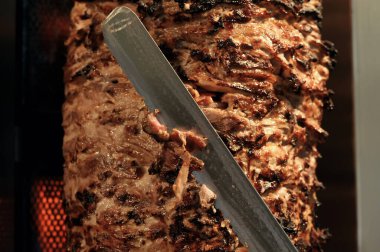 Et parçaları hazır Shawarma. Izgaranın önünde bir çubuk Arap shwarma, popüler bir Orta Doğu atıştırmalığı..